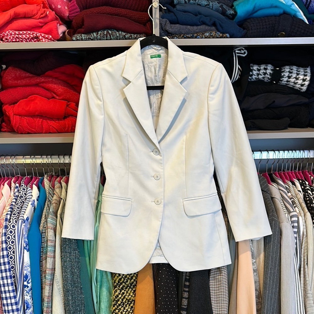 Benetton gray 3 button back slit 2 pocket blazer size 8